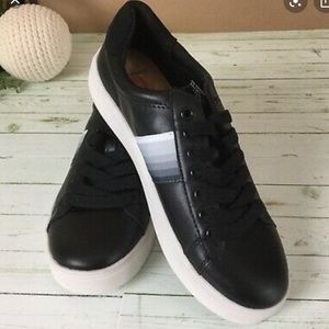 Ellen DeGeneres patrina sneakers.